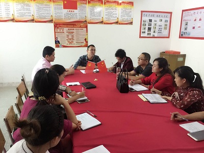 支部书记冯新红为文理学院支部党员上党课