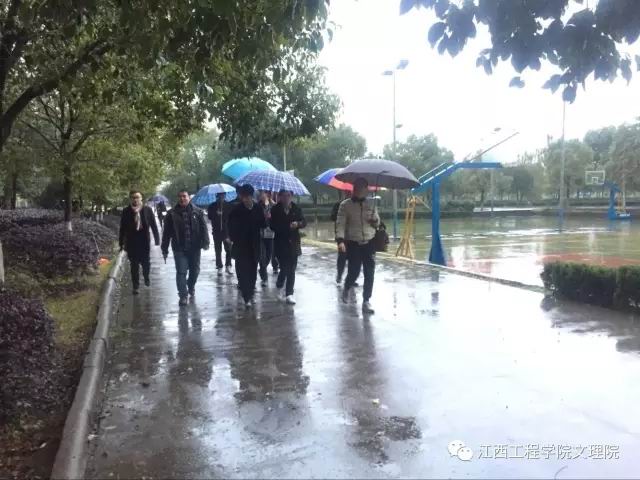 文理学院冯新红院长带领全体辅导员、班主任来宿舍慰问我院学生