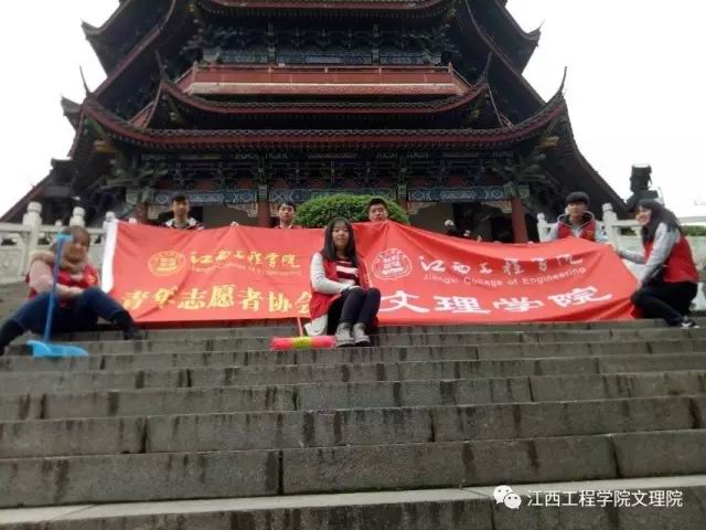 学雷锋，净环境；扫抱石，弘文理